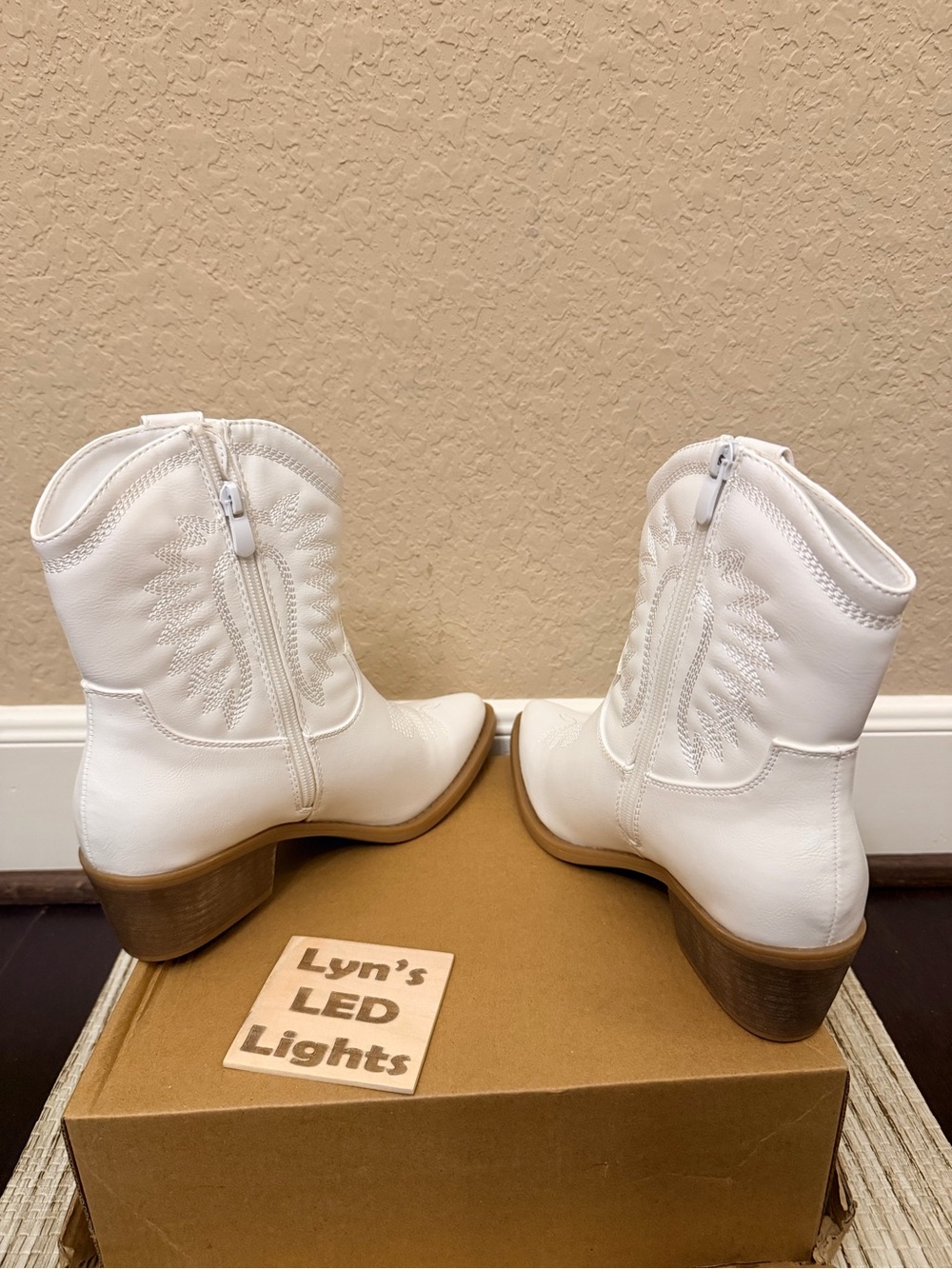 White Western Ankle Boots - Women's Fashion Cowboy Boots Size 7.5 - Picture 3 of 9